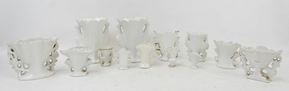 LOT DE 13 VASES de mariage en porcelaine...