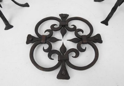 PAIRE DE CANDELABRES en fer forgé à quatre...