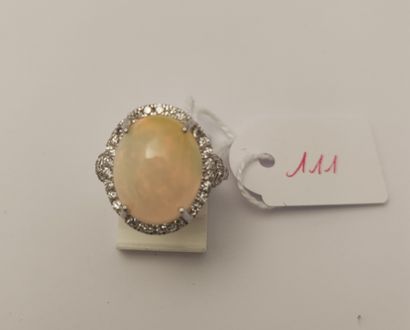 BAGUE en or gris 18K (750 millièmes) sertie...
