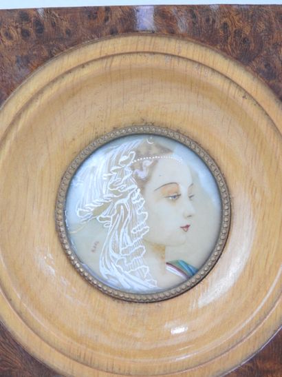 MINIATURE XXème, portrait de femme. Diam.:...