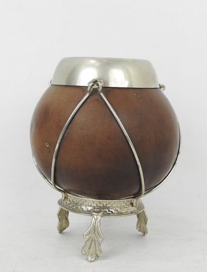 NOIX de coco montée en vase, monture métal...