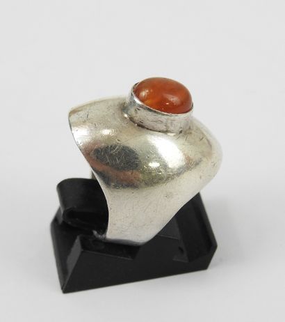 BAGUE en argent (925/1000), à large plateau...