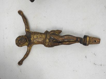 DEUX BENITIERS en métal et un Christ en croix...