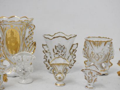 LOT DE 13 VASES de mariage en porcelaine...