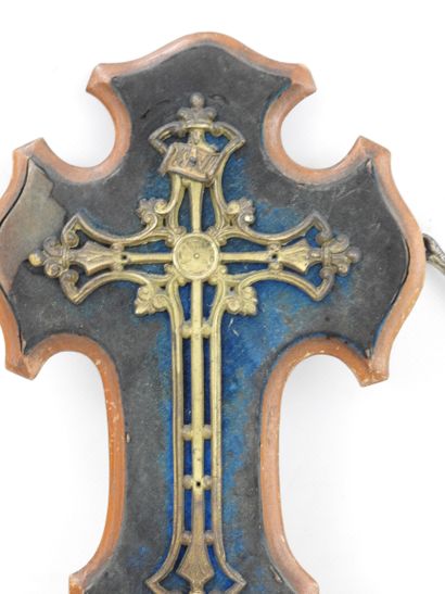 DEUX BENITIERS en métal et un Christ en croix...