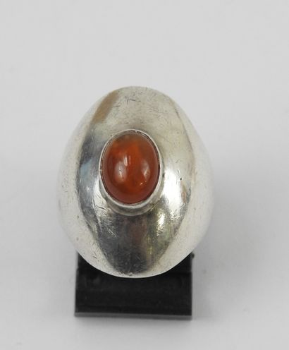 BAGUE en argent (925/1000), à large plateau...