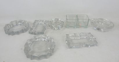 LOT de huit cendriers en cristal et verre....