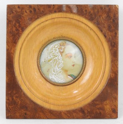 MINIATURE XXème, portrait de femme. Diam.:...