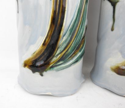 PAIRE DE VASES rouleau en faïence à décor...