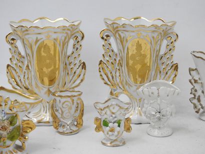 LOT DE 13 VASES de mariage en porcelaine...