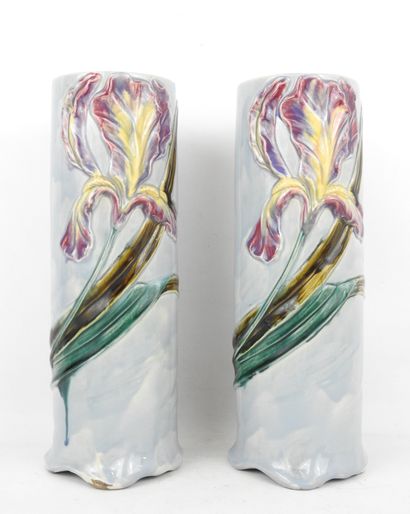 PAIRE DE VASES rouleau en faïence à décor...