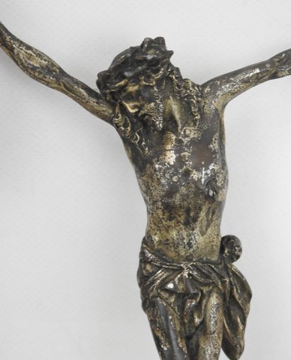 DEUX BENITIERS en métal et un Christ en croix...