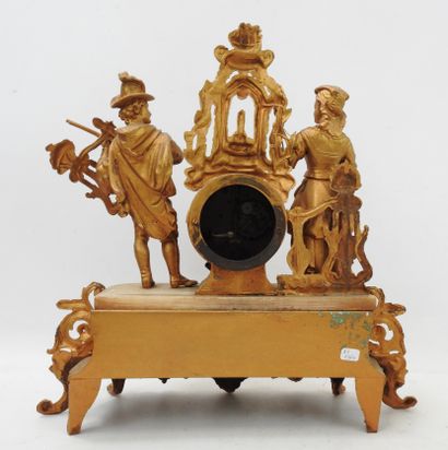 PENDULE en régule doré (redoré) à décor d'un...