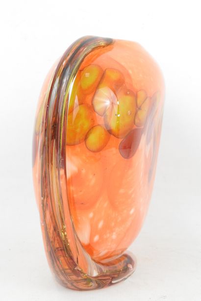 VASE APPLATI en verre soufflé orange et jaune....