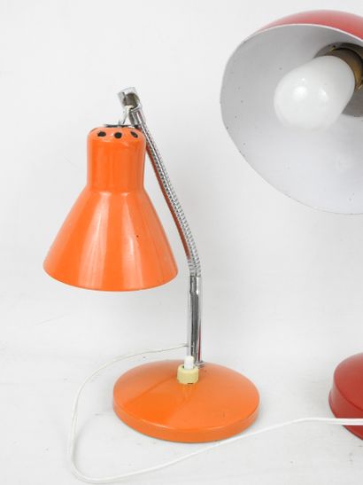 DEUX PETITES lampes en métal orange et rouge....