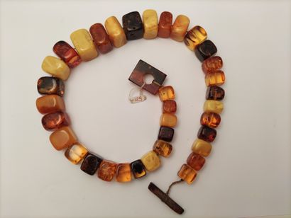 COLLIER de perles d'ambres. Perles carrées...