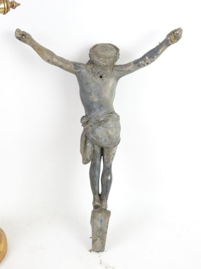 LOT comprenant une croix d'autel en métal...