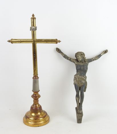 LOT comprenant une croix d'autel en métal...