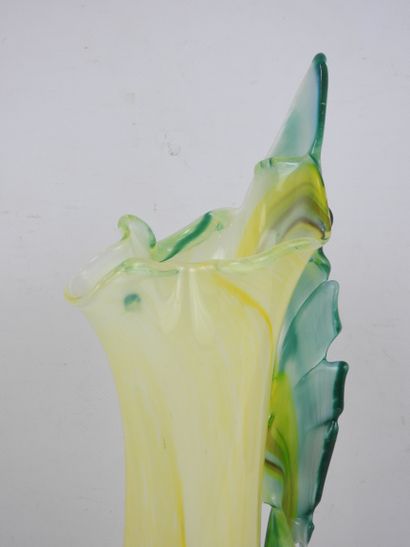 VASE en verre soufflé dans les tons jaune...