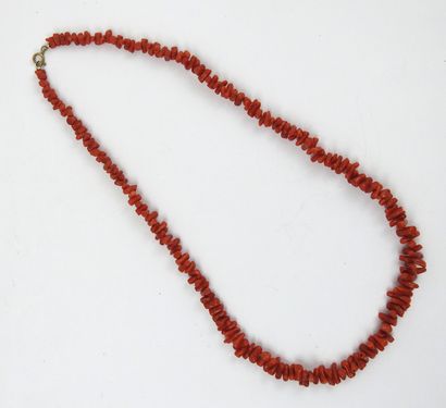 COLLIER composé de gros brins de corail rouge...