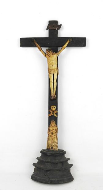 CRUCIFIX en bois noirci et os sculpté. XIXe...