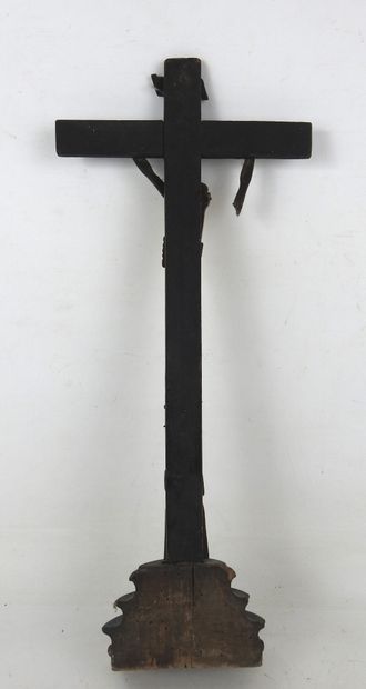 CRUCIFIX en bois noirci et os sculpté. XIXe...