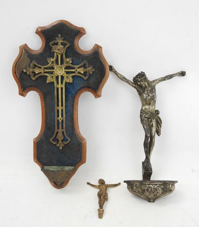 DEUX BENITIERS en métal et un Christ en croix...