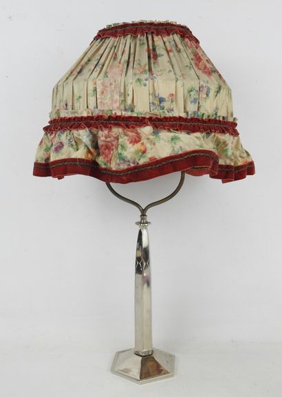 Grande lampe en métal nickelé. Abat-jour...