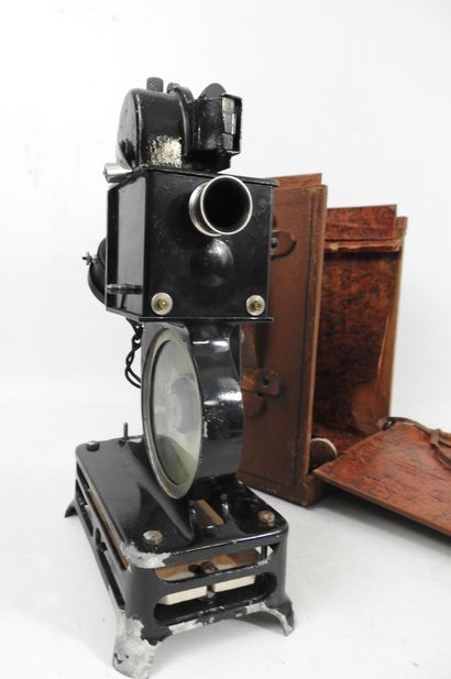 PROJECTEUR PATHE BABY en boite. (Usures)...