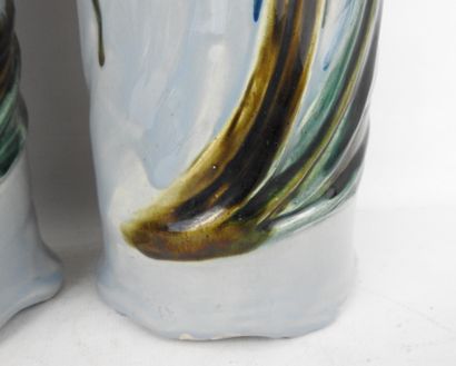 PAIRE DE VASES rouleau en faïence à décor...