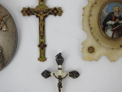 LOT comprenant trois croix une plaque en...