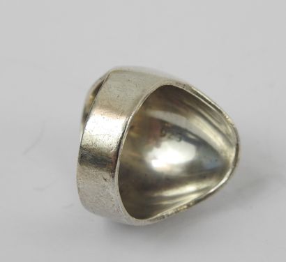 BAGUE en argent (925/1000), à large plateau...