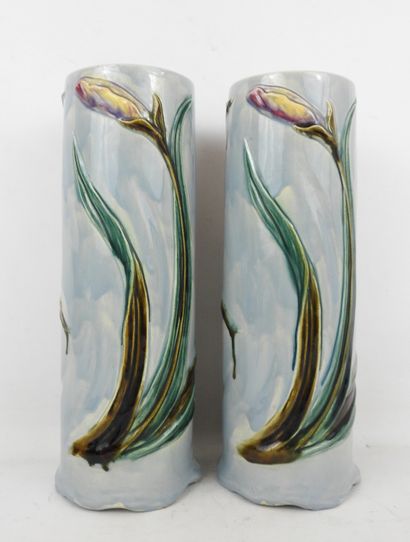 PAIRE DE VASES rouleau en faïence à décor...