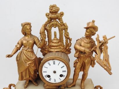 PENDULE en régule doré (redoré) à décor d'un...