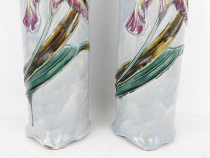 PAIRE DE VASES rouleau en faïence à décor...