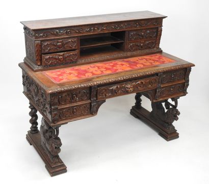 
BUREAU A GRADIN de style Henri II en chêne...
