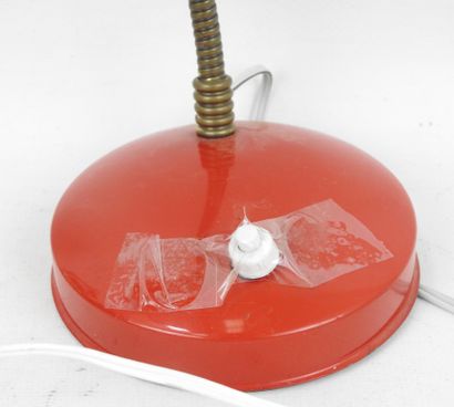 DEUX PETITES lampes en métal orange et rouge....