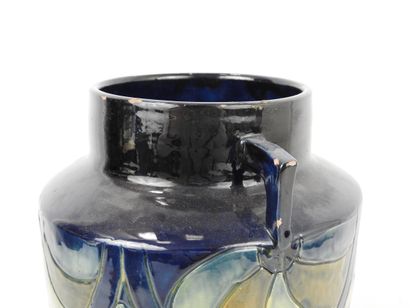 FAUQUET à BONNEVILLE : Vase à deux anses...