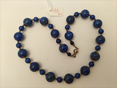 COLLIER de perles de lapis-lazuli alternant...