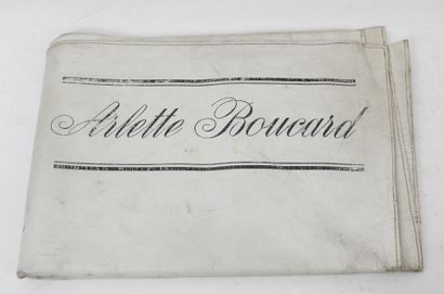 TROUSSE de toilette en cuir marqué le journal...