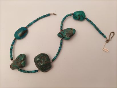 COLLIER comportant cinq perles de turquoises...