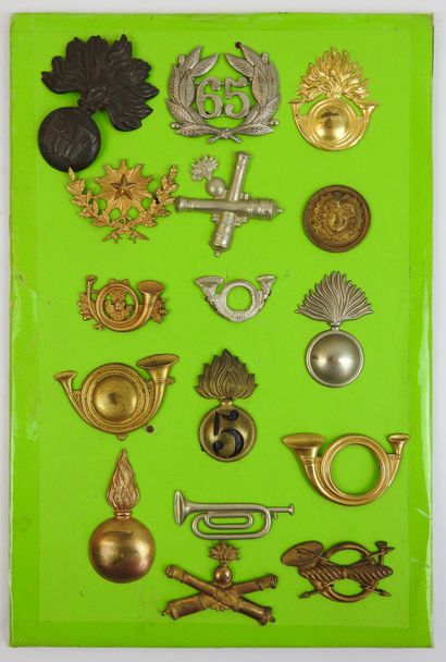 FRANCE. Planche d'insignes métalliques, cors...