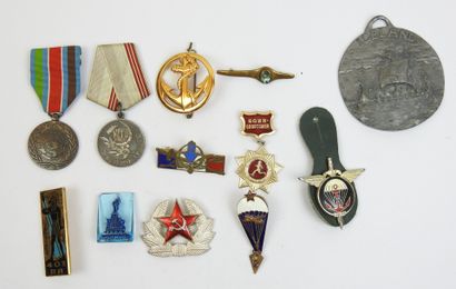 FRANCE. Lot de 12 insignes divers dont soviétiques....