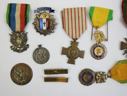 FRANCE. Croix de guerre 1914-17 et médaille...