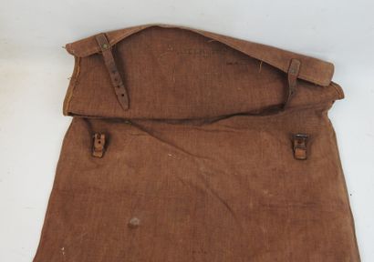 FRANCE. Sac à dos de fabrication de fortune...