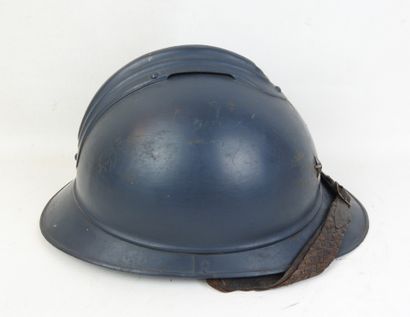 FRANCE. Casque Adrian modèle 1915 en acier...