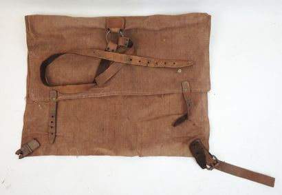 FRANCE. Sac à dos de fabrication de fortune...