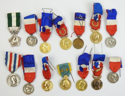FRANCE. Fort lot de médailles d'honneur diverses....