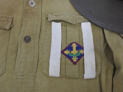 FRANCE. SCOUTISME. Chemise kaki avec insigne...