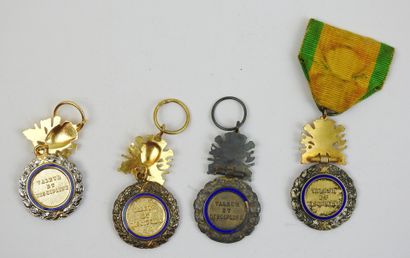 FRANCE. Suite de 4 médailles militaires dont...